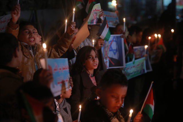 Palestinské děti se účastní protestu proti rozhodnutí prezidenta Trumpa o Jeruzalému.