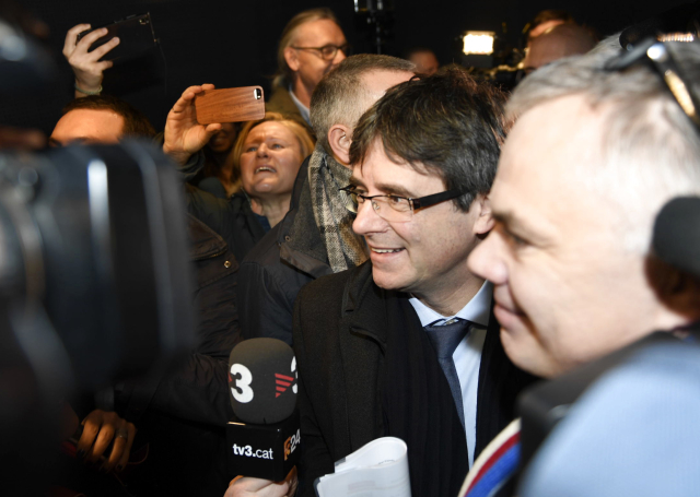 Bývalý katalánský premiér Carles Puigdemont  (uprostřed).