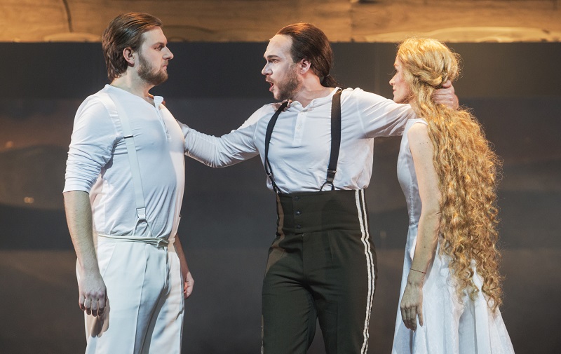Zleva Roman Hoza jako Hamlet, Paolo Lardizzone jako Laertes a Vanda Šípová jako Ofélie při generální zkoušce opery Hamlet v plzeňském divadle J. K. Tyla.