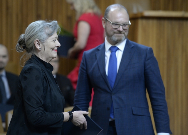 Na snímku přebírá jmenovací dekret režisérka Helena Třeštíková.
