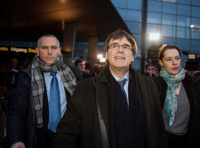 Katalánský expremiér Carles Puigdemont (uprostřed). Katalánský expremiér Carles Puigdemont (uprostřed).