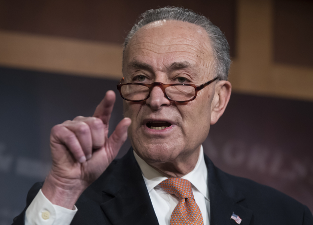 Šéf demokratických senátorů Chuck Schumer. Šéf demokratických senátorů Chuck Schumer.