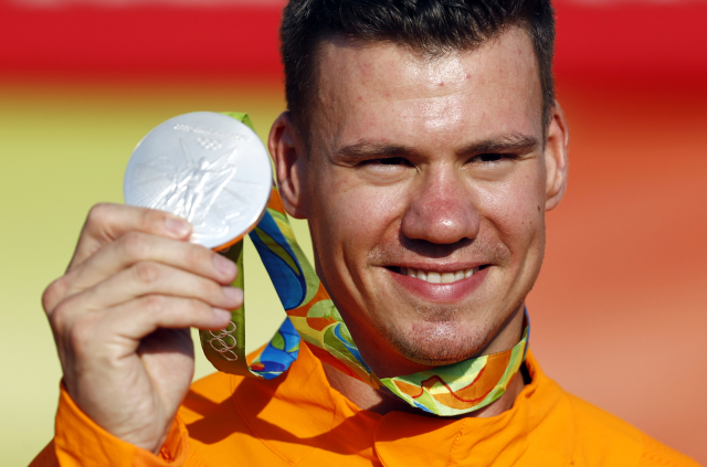 Bikrosař Jelle van Gorkom se svojí stříbrnou medailí v Riu. 
