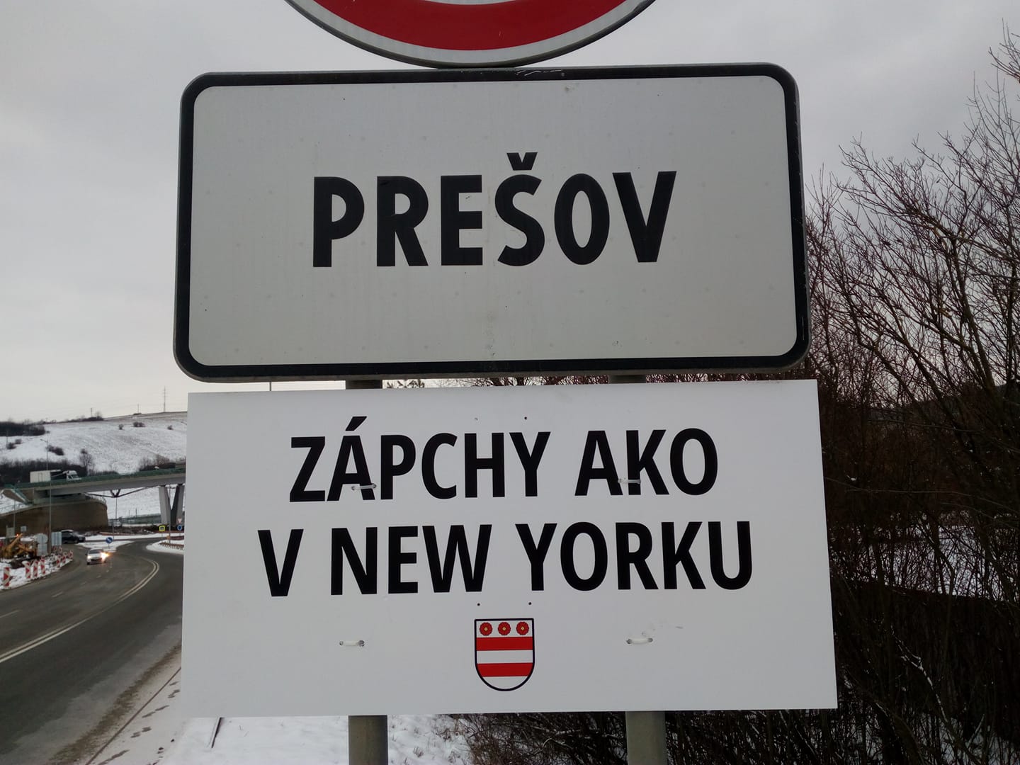 V Prešově se v pondělí ráno objevily na silnicích neobvyklé značky.