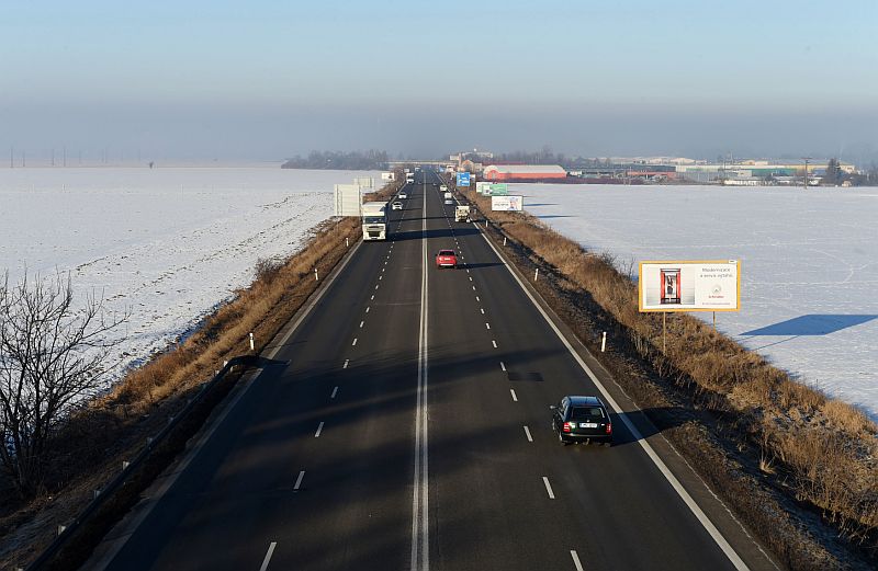 Silnice mezi Olomoucí a Ostravou (ilustrační foto).