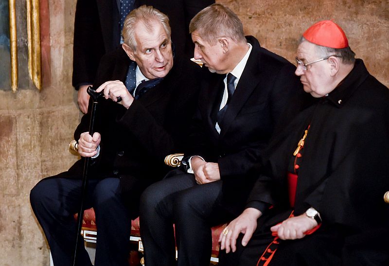 Otevírání komory s českými korunovačními klenoty v pražské svatovítské katedrále. Zleva: prezident Miloš Zeman, předseda vlády Andrej Babiš a pražský arcibiskup Dominik Duka.