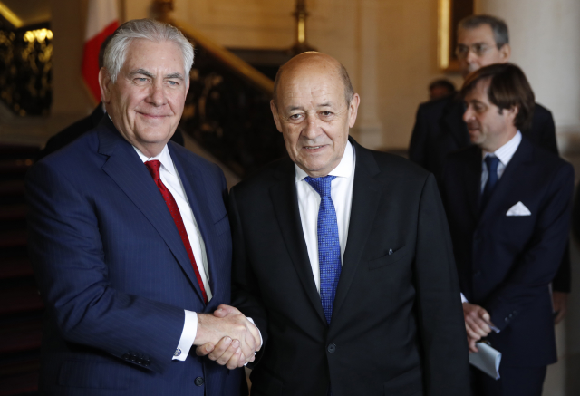 Šéf americké diplomacie Rex Tillerson (vlevo) a francouzský ministr zahraničních věcí Jean-Yves Le Drian (vpravo). 