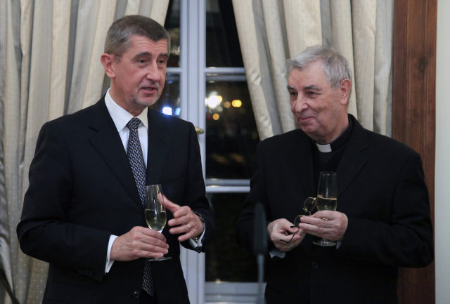 Premiér Andrej Babiš (vlevo) a apoštolský nuncius Giuseppe Leanza.