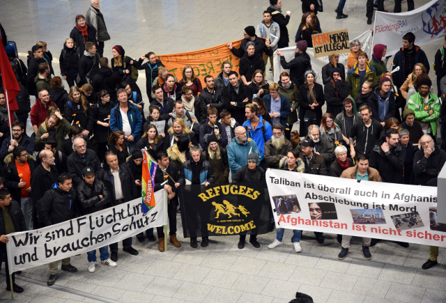 Demonstrace proti deportaci Afghánců z Německa. Demonstrace proti deportaci Afghánců z Německa.