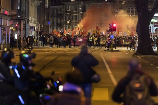 Na bezpečnost během Světového ekonomického fóra dohlíží čtyři tisíce švýcarských vojáků a tisíc policistů. Na bezpečnost během Světového ekonomického fóra dohlíží čtyři tisíce švýcarských vojáků a tisíc policistů.