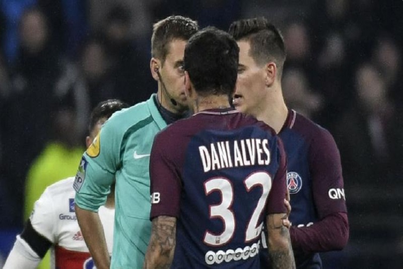 Dani Alves si v zápase proti Lyonu vykoledoval červenou kartu.