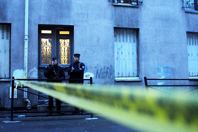 Dům, v pařížské čtvrti Saint-Denis, kde se ukrývali teroristé.