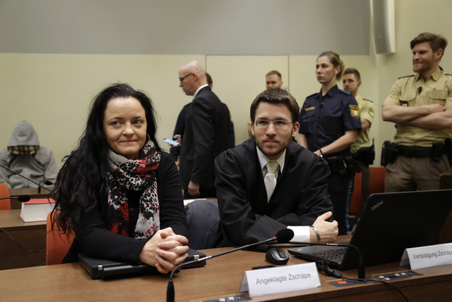 Neonacistka Beate Zschaepeová (vlevo), hlavní obžalovaná v případu Národněsocialistického podzemní se svým advokátem.