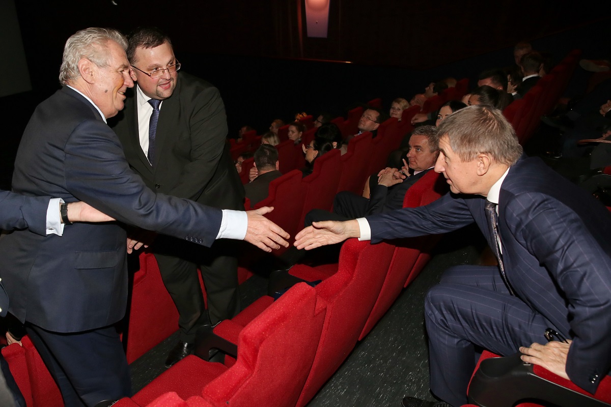 Prezident Miloš Zeman (vlevo), bývalý šéf protokolu Jindřich Forejt (uprostřed), Andrej Babiš (vpravo). Prezident Miloš Zeman (vlevo), bývalý šéf protokolu Jindřich Forejt (uprostřed), Andrej Babiš (vpravo).