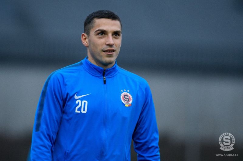 Fotbalista Nicolae Stanciu na prvním tréninku Sparty.