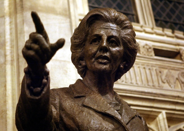 Socha Margaret Thatcherové ve Westminsterském paláci.