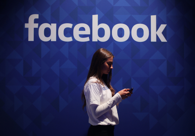 Facebook a další sociální sítě by měly být regulovány podobně jako cigarety (Ilustrační foto).