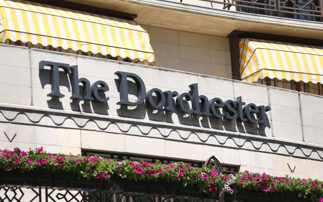 Londýnský hotel Dorchester, kde se konala charitativní akce.