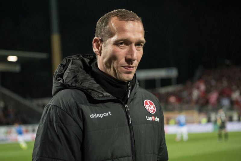 Trenéra Kaiserslauternu Jeffa Strassera postil během zápasu infarkt. Trenéra Kaiserslauternu Jeffa Strassera postil během zápasu infarkt.