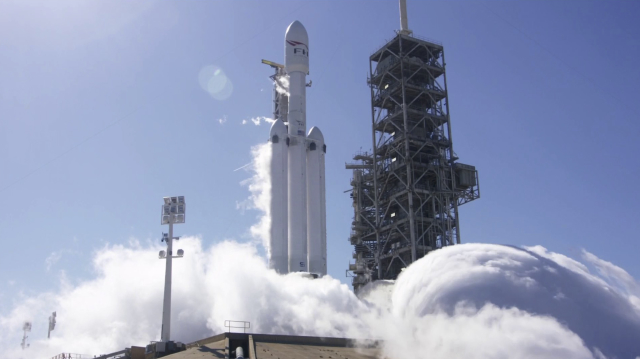 Raketa Falcon Heavy.