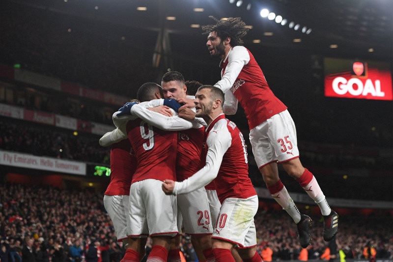 Fotbalisté londýnského Arsenalu se radují z postupové branky.