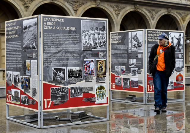 Výstava Komunismus a jeho epocha, kterou připravil Ústav pro studium totalitních režimů (ÚSTR) ve spolupráci s organizacemi Stiftung für Aufarbeitung der SED Diktatur a Deutsches historisches Museum a Národním divadlem.