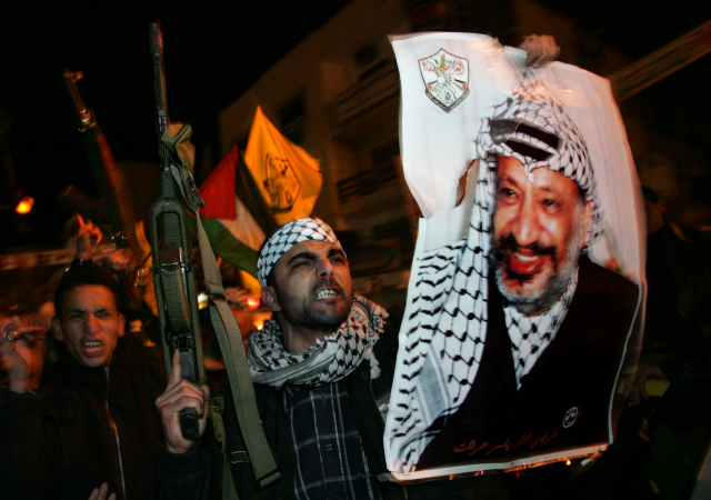 Příznivci hnutí Fatah s portrétem bývalého palestinského prezidenta Jásira Arafata. Příznivci hnutí Fatah s portrétem bývalého palestinského prezidenta Jásira Arafata.