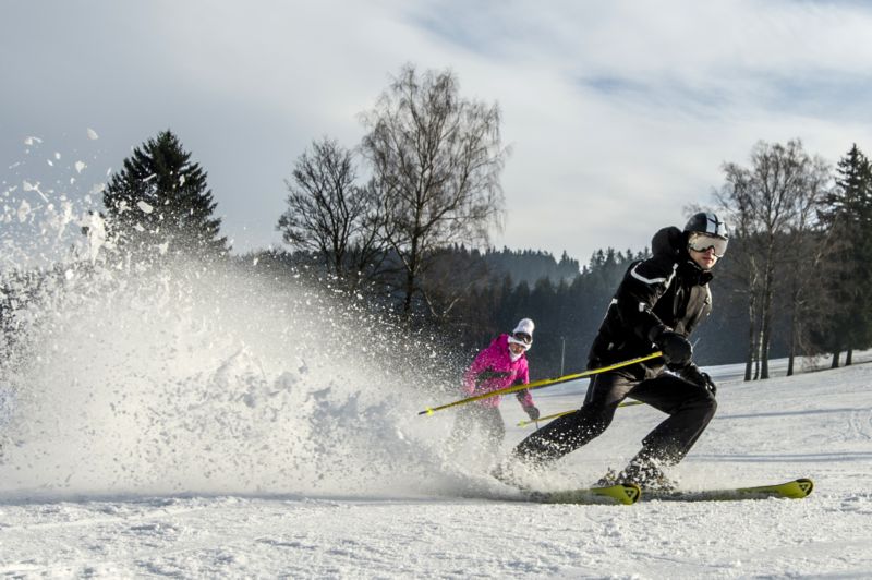 Velká lyžařská střediska hlásí nadále dobré podmínky, menší skiareály bojují s oblevou. Velká lyžařská střediska hlásí nadále dobré podmínky, menší skiareály bojují s oblevou.