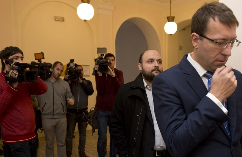 Spoluobviněný Jaroslav Kubiska (uprostřed) mezi novináři před jednáním u pražského městského soudu, který 10. února rozhodoval v kauze údajného tunelování firmy Oleo Chemical.
