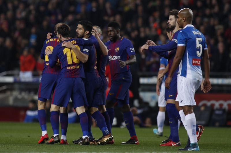 Fotbalisté Barcelony se radují z postupu ve Španělském poháru.