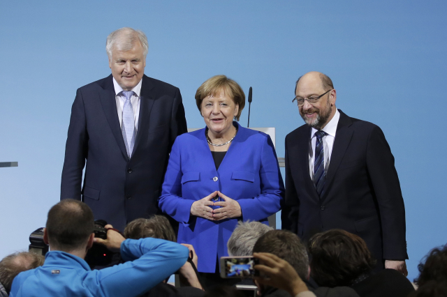 Předseda CSU H. Seehofer, kancléřka A. Merkelová a šéf SPD M. Schulz. Předseda CSU H. Seehofer, kancléřka A. Merkelová a šéf SPD M. Schulz.