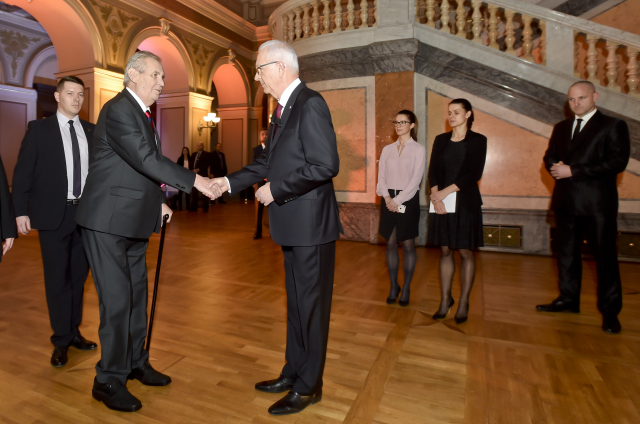 Prezidentští kandidáti Miloš Zeman (vlevo) a Jiří Drahoš před debatou v České televizi.