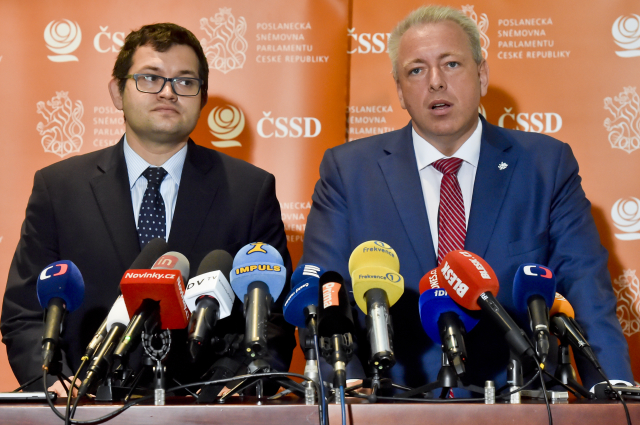 Vlevo předseda poslaneckého klubu ČSSD Jan Chvojka a úřadující předseda ČSSD Milan Chovanec.