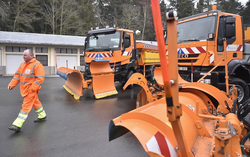 Přibližně 7,5 miliardy korun půjde na opravy silnic I. třídy a zbytek na dálnice.