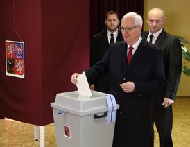 Jiří Drahoš u volební urny.