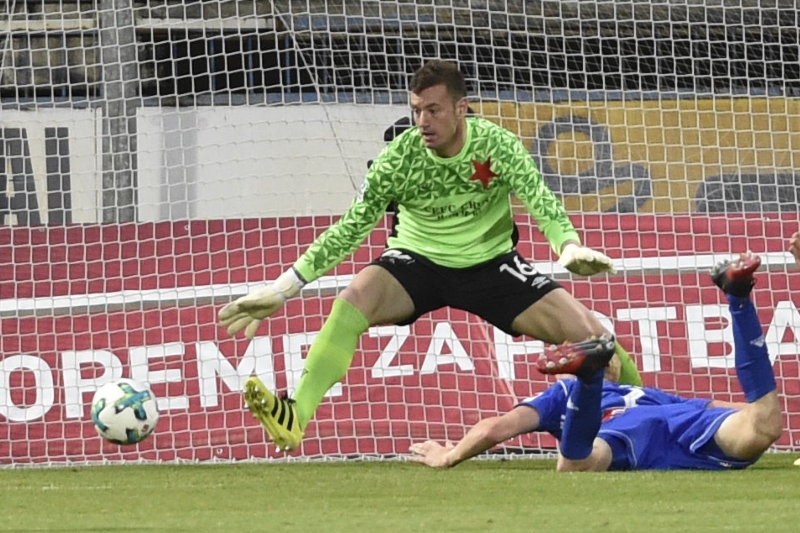 Brankář Jan Laštůvka ve slávistickém dresu. 