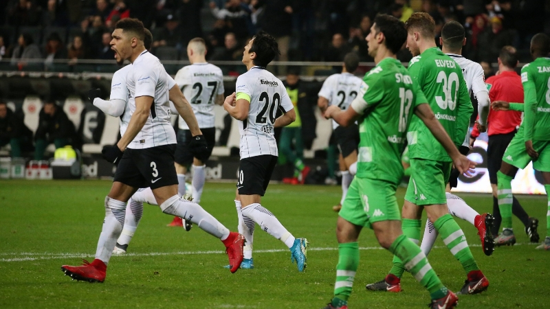 Fotbalisté Frankfurtu porazili Mönchengladbach. Fotbalisté Frankfurtu porazili Mönchengladbach.