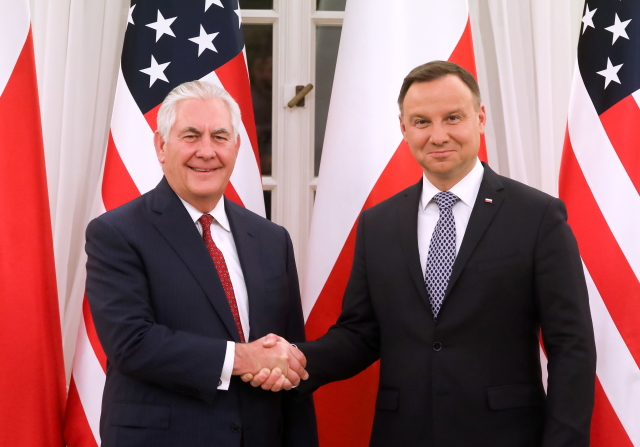 Vlevo americký ministr zahraničí Rex Tillerson a polský prezident Andrzej Duda.