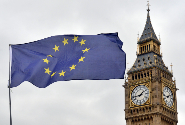 Vlajka EU a Big Ben.