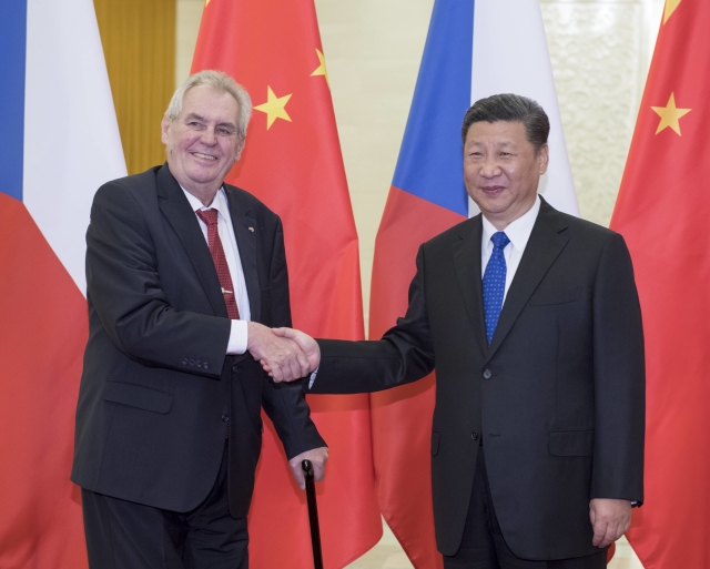 Český prezident Miloš Zeman a čínský prezident Si Ťin-Pching. Český prezident Miloš Zeman a čínský prezident Si Ťin-Pching.