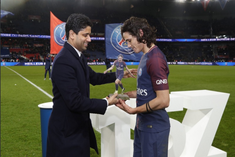 Edinson Cavani přebírá cenu pro nejlepšího střelce v historii PSG.