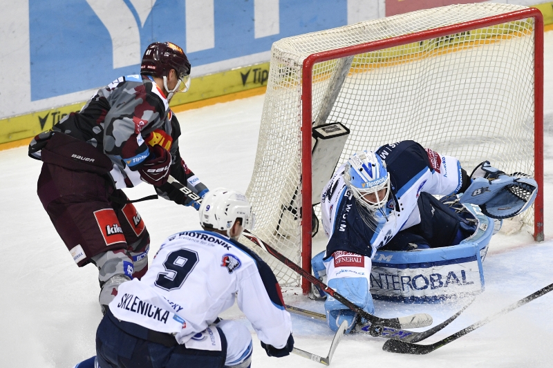 Sparťané před zaplněnou arénou nestačli na Plzeň a prohráli 2:4.