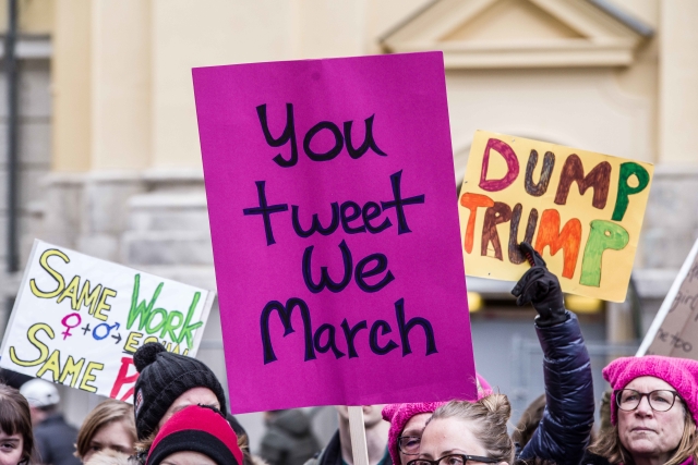 Půldruhého tisíce demonstrantů vyjádřilo v Mnichově kritiku Trumpova chování na Twitteru. Solidarizují tak s pochody po celém světě s důrazem na boj za ženy, přistěhovalce a další ohrožené skupiny ve Spojených státech i na celém světě. Půldruhého tisíce demonstrantů vyjádřilo v Mnichově kritiku Trumpova chování na Twitteru. Solidarizují tak s pochody po celém světě s důrazem na boj za ženy, přistěhovalce a další ohrožené skupiny ve Spojených státech i na celém světě.