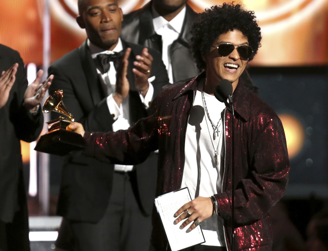 Zpěvák Bruno Mars zvítězil celkem v šesti kategoriích cen Grammy. Zpěvák Bruno Mars zvítězil celkem v šesti kategoriích cen Grammy.