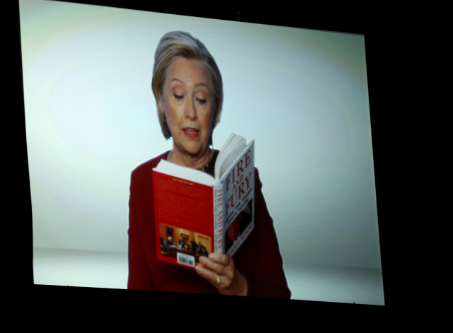 Protikandidátka prezidenta Donalda Trumpa Hillary Clintonová čte na udílení amerických cen Grammy knihu novináře Michaela Wolffa Oheň a zloba: Uvnitř Trumpova Bílého domu.