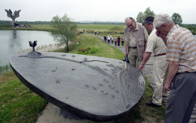 Návštěvníci si prohlížejí plastiku s plánem bývalého koncentračního tábora Jasenovac (asi 140 kilometrů od Záhřebu) v Chorvatsku. Tábor, v němž za války zahynuly statisíce lidí, bývá někdy označován za balkánskou Osvětim. Návštěvníci si prohlížejí plastiku s plánem bývalého koncentračního tábora Jasenovac (asi 140 kilometrů od Záhřebu) v Chorvatsku. Tábor, v němž za války zahynuly statisíce lidí, bývá někdy označován za balkánskou Osvětim.