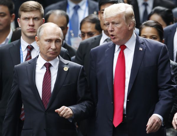 Ruský prezident Vladimir Putin (vlevo) a americký prezident Donald Trump.
