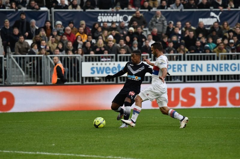 Brazilský útočník Malcom (vlevo) nasimuloval penaltu.