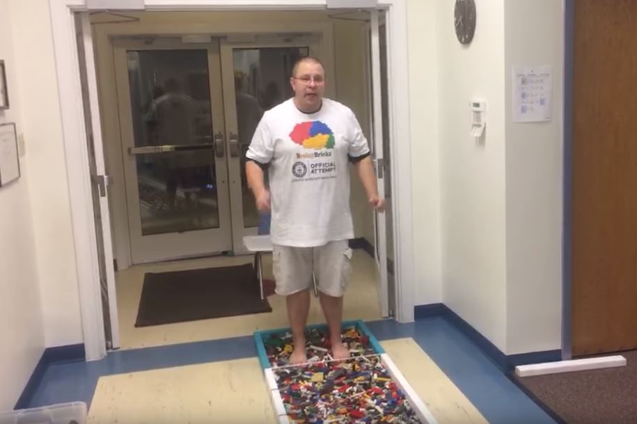Američan ušel rekordně dlouhou trasu bosky po kostičkách stavebnice Lego.