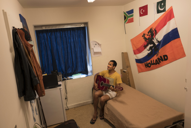 Rawaiz Bhatti, 26 let, migrant z Pešávaru v Pákistánu, hraje na kytaru a zpívá ve svém pokoji v bývalém vězení v Bijlmerbajes v holandském Amsterdamu. S klesající kriminalitou hledá země nové využití věznic.